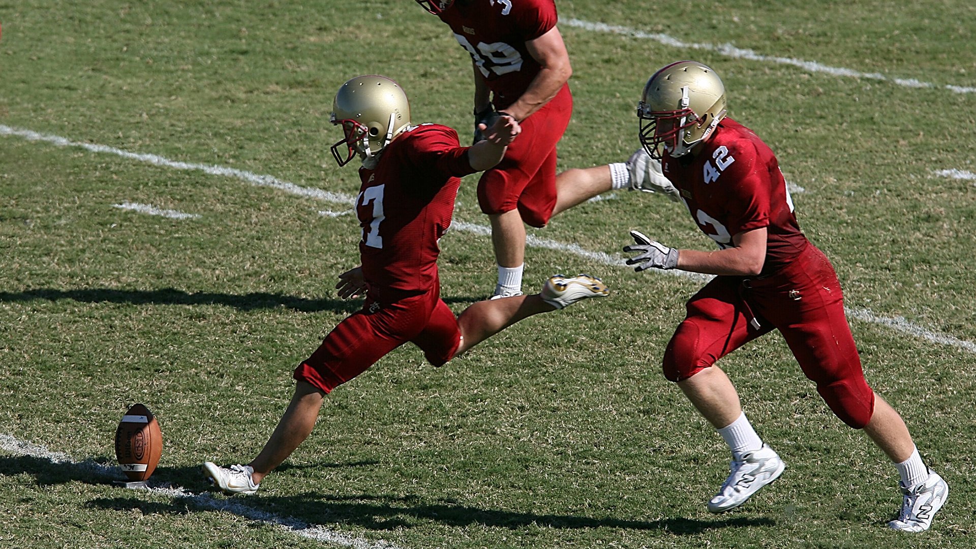 九游体育网站-英超比赛中压迫防守对对手传球线路限制效果分析，英超攻防转换